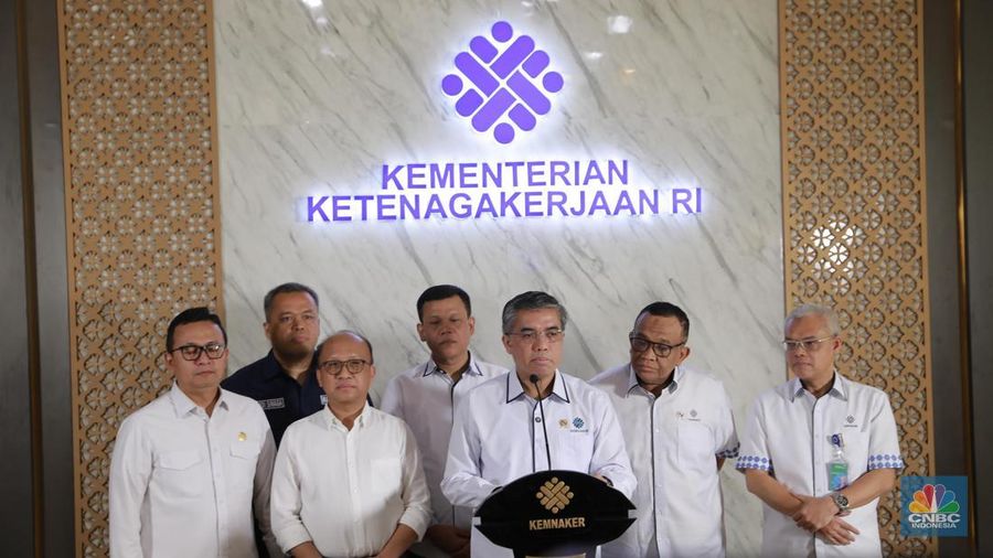 Menteri Ketenagakerjaan (Menaker) Yassierli memberi keterangan pers  mengenai Program Magang Nasional 2025 di Lobi A, Gedung Kementerian Ketenagakerjaan, Jakarta Selatan, Senin, (13/10/2025). (CNBC Indonesia/Muhamad Sabki)