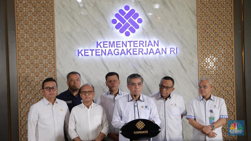 Menteri Ketenagakerjaan (Menaker) Yassierli memberi keterangan pers  mengenai Program Magang Nasional 2025 di Lobi A, Gedung Kementerian Ketenagakerjaan, Jakarta Selatan, Senin, (13/10/2025). (CNBC Indonesia/Muhamad Sabki)