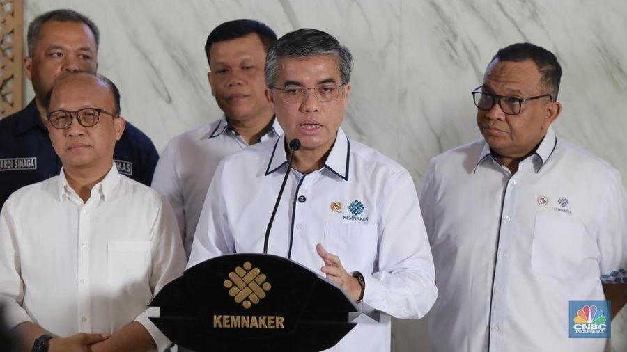 Menteri Ketenagakerjaan (Menaker) Yassierli memberi keterangan pers  mengenai Program Magang Nasional 2025 di Lobi A, Gedung Kementerian Ketenagakerjaan, Jakarta Selatan, Senin, (13/10/2025). (CNBC Indonesia/Muhamad Sabki)