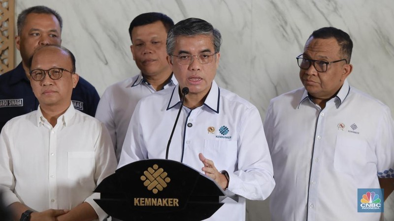 Menteri Ketenagakerjaan (Menaker) Yassierli memberi keterangan pers  mengenai Program Magang Nasional 2025 di Lobi A, Gedung Kementerian Ketenagakerjaan, Jakarta Selatan, Senin, (13/10/2025). (CNBC Indonesia/Muhamad Sabki)