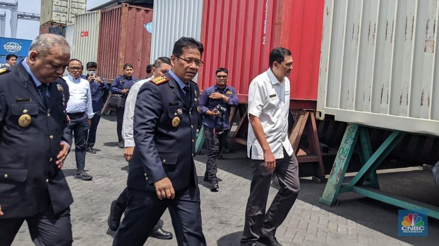 Menteri Keuangan (Menkeu), Purbaya Yudhi Sadewa melakukan sidak di Pelabuhan Peti Kemas, Tanjung Priok, Jakarta Utara, Senin (13/10/2025). (CNBC Indonesia/Emir Yanwardhana)
