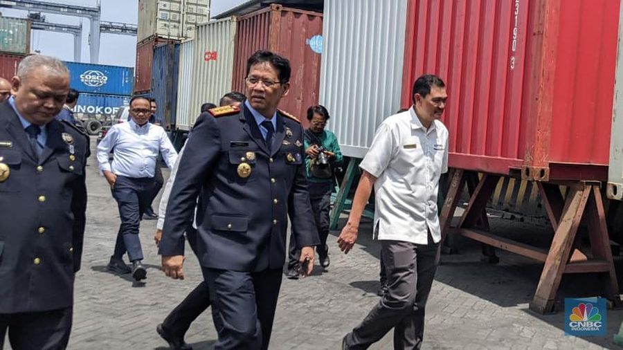 Menteri Keuangan (Menkeu), Purbaya Yudhi Sadewa melakukan sidak di Pelabuhan Peti Kemas, Tanjung Priok, Jakarta Utara, Senin (13/10/2025). (CNBC Indonesia/Emir Yanwardhana)