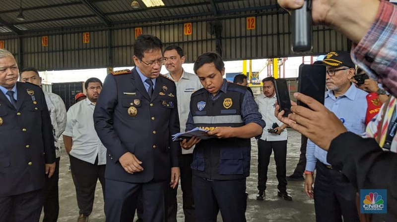 Menteri Keuangan (Menkeu), Purbaya Yudhi Sadewa melakukan sidak di Pelabuhan Peti Kemas, Tanjung Priok, Jakarta Utara, Senin (13/10/2025). (CNBC Indonesia/Emir Yanwardhana)