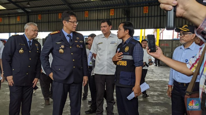 Menteri Keuangan (Menkeu), Purbaya Yudhi Sadewa melakukan sidak di Pelabuhan Peti Kemas, Tanjung Priok, Jakarta Utara, Senin (13/10/2025). (CNBC Indonesia/Emir Yanwardhana)