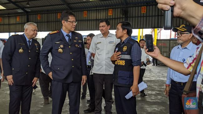 Sidak Pelabuhan Tanjung Priok, Purbaya Langsung Bongkar Kontainer