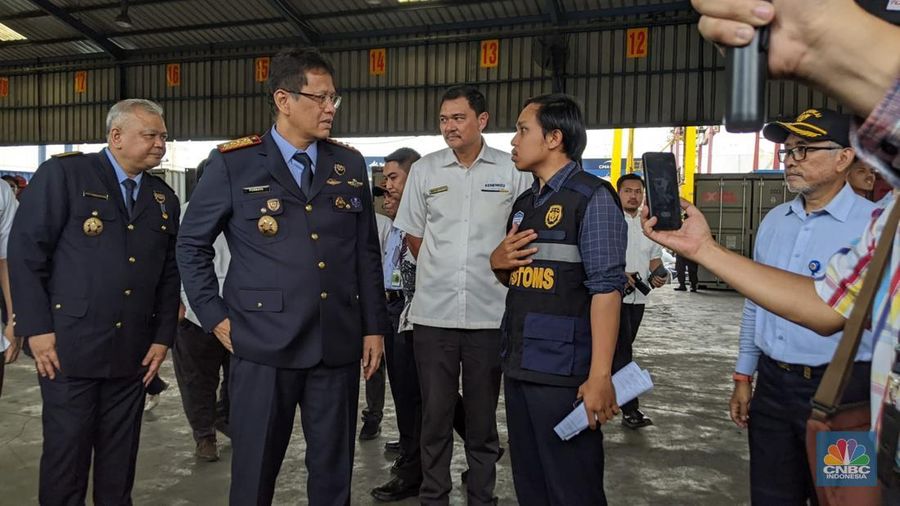 Menteri Keuangan (Menkeu), Purbaya Yudhi Sadewa melakukan sidak di Pelabuhan Peti Kemas, Tanjung Priok, Jakarta Utara, Senin (13/10/2025). (CNBC Indonesia/Emir Yanwardhana)