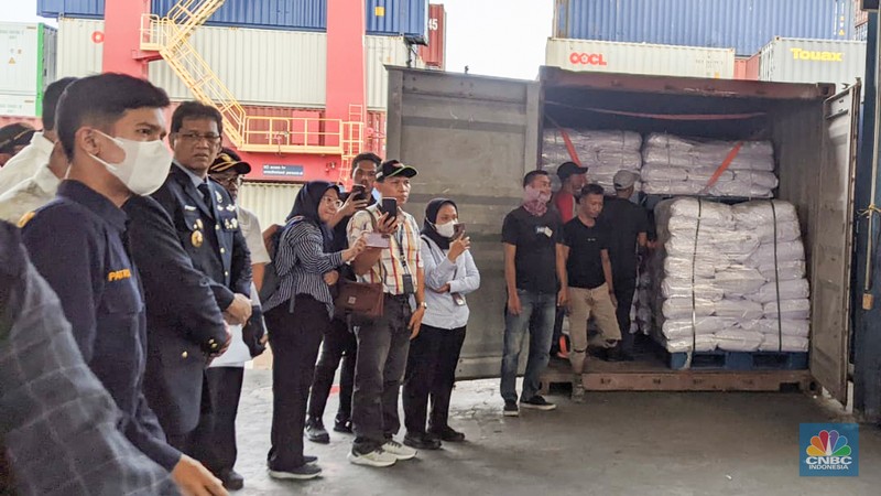 Menteri Keuangan (Menkeu), Purbaya Yudhi Sadewa melakukan sidak di Pelabuhan Peti Kemas, Tanjung Priok, Jakarta Utara, Senin (13/10/2025). (CNBC Indonesia/Emir Yanwardhana)