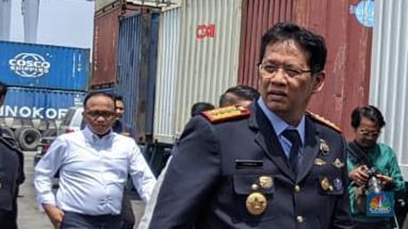 Menteri Keuangan (Menkeu), Purbaya Yudhi Sadewa melakukan sidak di Pelabuhan Peti Kemas, Tanjung Priok, Jakarta Utara, Senin (13/10/2025). (CNBC Indonesia/Emir Yanwardhana)