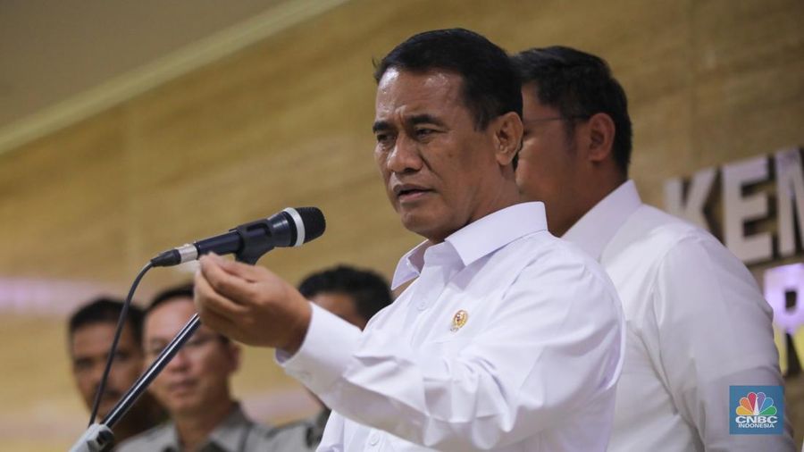 Menteri Pertanian, Andi Amran Sulaiman menyampaikan keterangan pers usai rapat kordinasi dengan Direksi Pupuk Indonesia Holding Company (PIHC) di Kantor Kementerian Pertanian, Jakarta, Senin (13/10/2025).