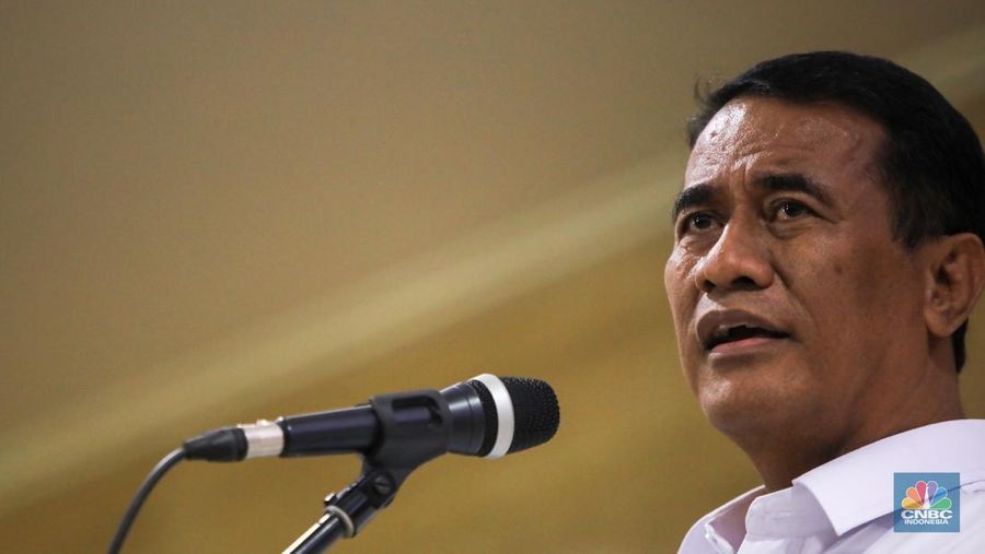 Menteri Pertanian, Andi Amran Sulaiman menyampaikan keterangan pers usai rapat kordinasi dengan Direksi Pupuk Indonesia Holding Company (PIHC) di Kantor Kementerian Pertanian, Jakarta, Senin (13/10/2025). (CNBC Indonesia/Faisal Rahman)