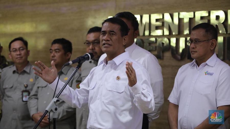 Menteri Pertanian, Andi Amran Sulaiman menyampaikan keterangan pers usai rapat kordinasi dengan Direksi Pupuk Indonesia Holding Company (PIHC) di Kantor Kementerian Pertanian, Jakarta, Senin (13/10/2025). (CNBC Indonesia/Faisal Rahman)