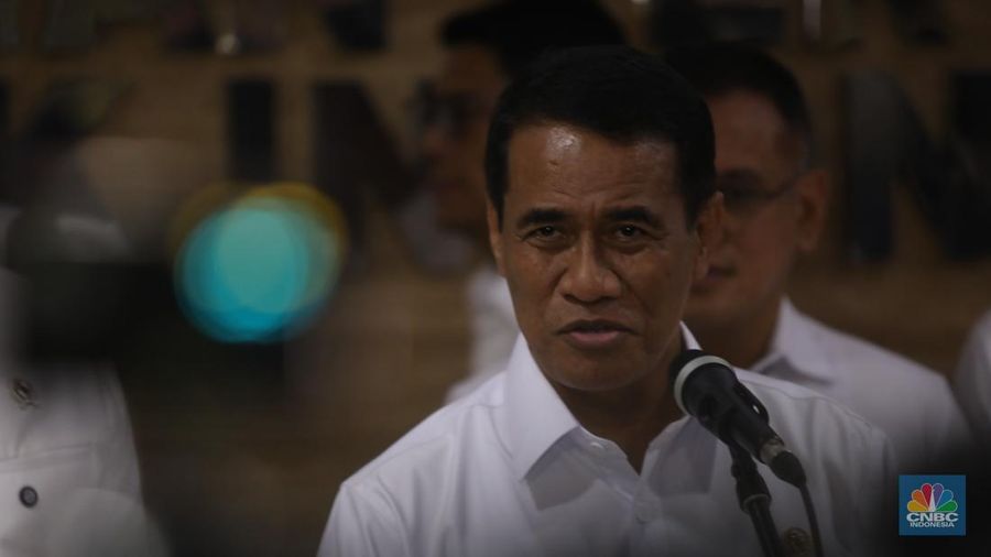Menteri Pertanian, Andi Amran Sulaiman menyampaikan keterangan pers usai rapat kordinasi dengan Direksi Pupuk Indonesia Holding Company (PIHC) di Kantor Kementerian Pertanian, Jakarta, Senin (13/10/2025). (CNBC Indonesia/Faisal Rahman)