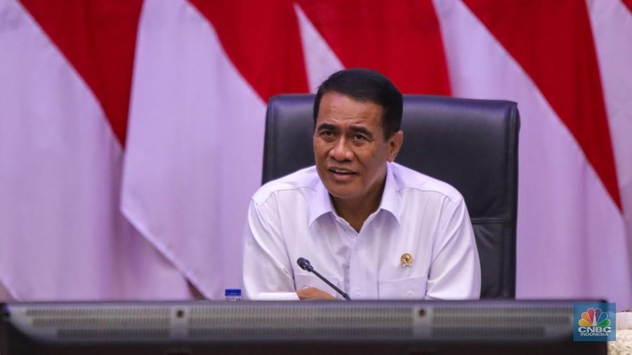 Menteri Pertanian, Andi Amran Sulaiman saat memimpin rapat kordinasi dengan Direksi Pupuk Indonesia Holding Company (PIHC) di Kantor Kementerian Pertanian, Jakarta, Senin (13/10/2025). (CNBC Indonesia/Faisal Rahman)