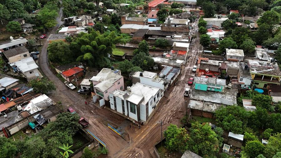 Pemandangan drone menunjukkan lumpur di jalan-jalan saat hujan deras dari badai tropis Raymond memicu tanah longsor dan banjir di Jalcocotan, negara bagian Nayarit, Meksiko 12 Oktober 2025. (REUTERS/Christian Ruano)