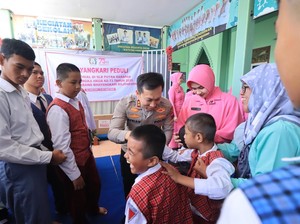 Bhayangkari Bojonegoro Bakti Sosial di SLB Putra Harapan