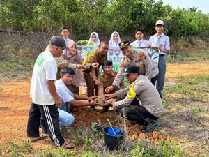 Rekor, Polres Rohul Tanam Pohon Serentak di 33 Sekolah Dukung Green Policing