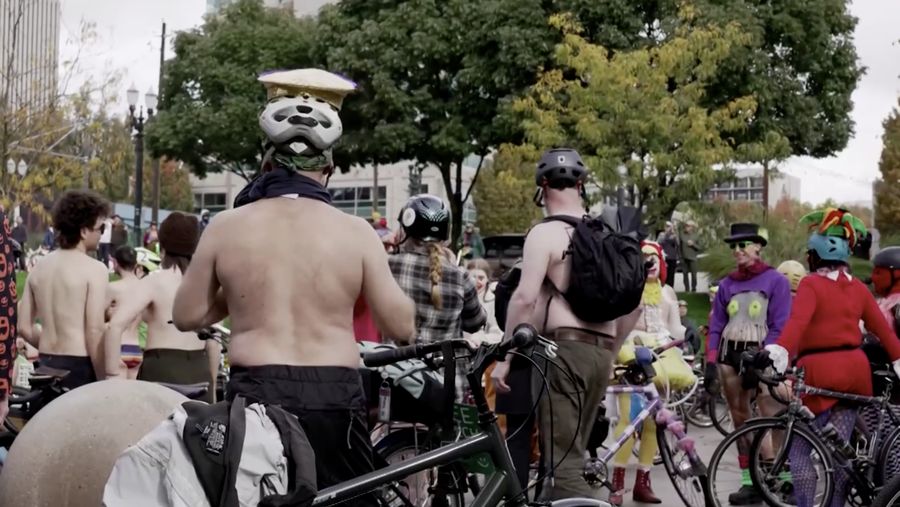 Ratusan warga Portland, Oregon, turun ke jalan dengan bersepeda tanpa busana pada Minggu (12/10/2025) untuk memprotes ancaman Presiden AS Donald Trump yang berulang kali menyatakan akan mengirim Garda Nasional ke kota tersebut. (Tangkapan Layar Video Reuters/)