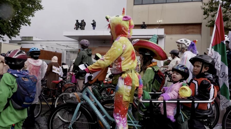 Ratusan warga Portland, Oregon, turun ke jalan dengan bersepeda tanpa busana pada Minggu (12/10/2025) untuk memprotes ancaman Presiden AS Donald Trump yang berulang kali menyatakan akan mengirim Garda Nasional ke kota tersebut. (Tangkapan Layar Video Reuters/)
