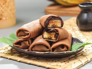 Resep Dadar Gulung Isi Pisang Cokelat yang Enak Buat Ngemil