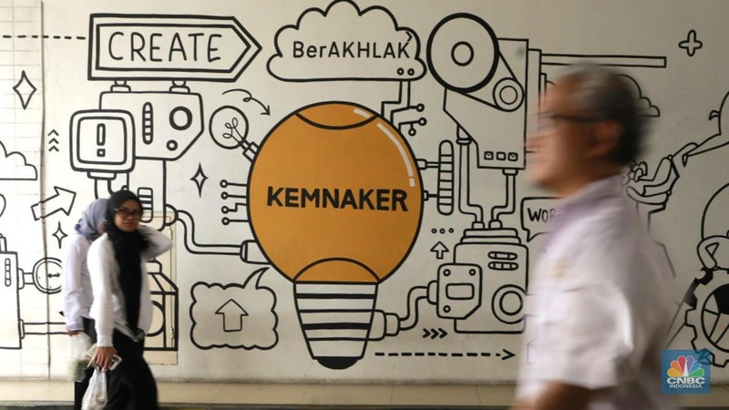 Menteri Ketenagakerjaan (Menaker) Yassierli memberi keterangan pers  mengenai Program Magang Nasional 2025 di Lobi A, Gedung Kementerian Ketenagakerjaan, Jakarta Selatan, Senin, (13/10/2025). (CNBC Indonesia/Muhamad Sabki)