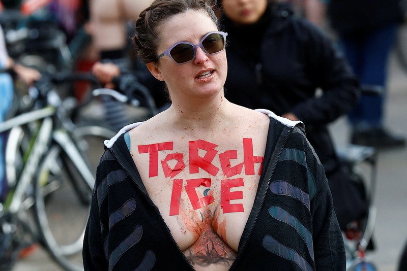 Ratusan warga Portland, Oregon, turun ke jalan dengan bersepeda tanpa busana pada Minggu (12/10/2025) untuk memprotes ancaman Presiden AS Donald Trump yang berulang kali menyatakan akan mengirim Garda Nasional ke kota tersebut. (Tangkapan Layar Video Reuters/)