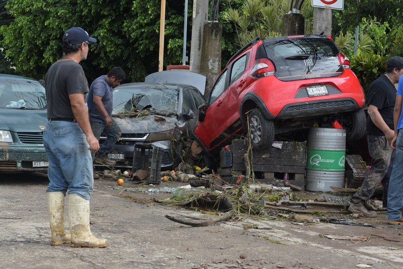 Pemandangan drone menunjukkan lumpur di jalan-jalan saat hujan deras dari badai tropis Raymond memicu tanah longsor dan banjir di Jalcocotan, negara bagian Nayarit, Meksiko 12 Oktober 2025. Pemandangan drone menunjukkan lumpur di jalan-jalan saat hujan deras dari badai tropis Raymond memicu tanah longsor dan banjir di Jalcocotan, negara bagian Nayarit, Meksiko 12 Oktober 2025. (REUTERS/Christian Ruano)