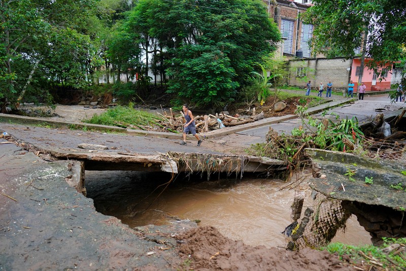 Pemandangan drone menunjukkan lumpur di jalan-jalan saat hujan deras dari badai tropis Raymond memicu tanah longsor dan banjir di Jalcocotan, negara bagian Nayarit, Meksiko 12 Oktober 2025. Pemandangan drone menunjukkan lumpur di jalan-jalan saat hujan deras dari badai tropis Raymond memicu tanah longsor dan banjir di Jalcocotan, negara bagian Nayarit, Meksiko 12 Oktober 2025. (REUTERS/Christian Ruano)