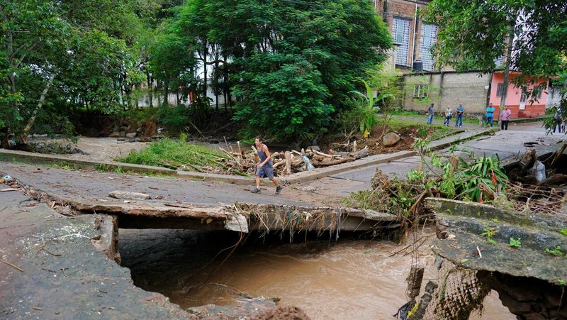 Pemandangan drone menunjukkan lumpur di jalan-jalan saat hujan deras dari badai tropis Raymond memicu tanah longsor dan banjir di Jalcocotan, negara bagian Nayarit, Meksiko 12 Oktober 2025. (REUTERS/Christian Ruano)