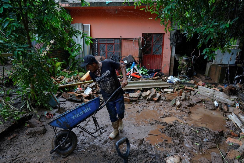 Pemandangan drone menunjukkan lumpur di jalan-jalan saat hujan deras dari badai tropis Raymond memicu tanah longsor dan banjir di Jalcocotan, negara bagian Nayarit, Meksiko 12 Oktober 2025. Pemandangan drone menunjukkan lumpur di jalan-jalan saat hujan deras dari badai tropis Raymond memicu tanah longsor dan banjir di Jalcocotan, negara bagian Nayarit, Meksiko 12 Oktober 2025. (REUTERS/Christian Ruano)
