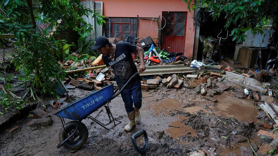 Pemandangan drone menunjukkan lumpur di jalan-jalan saat hujan deras dari badai tropis Raymond memicu tanah longsor dan banjir di Jalcocotan, negara bagian Nayarit, Meksiko 12 Oktober 2025. (REUTERS/Christian Ruano)