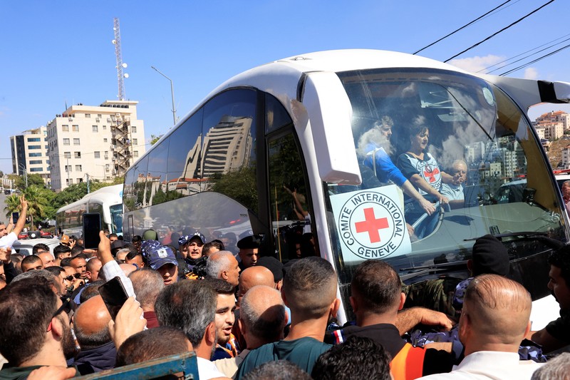 Tahanan Palestina yang dibebaskan berpelukan setelah dibebaskan dari penjara Israel sebagai bagian dari pertukaran sandera tahanan dan kesepakatan gencatan senjata di Gaza antara Hamas dan Israel, di Ramallah, Tepi Barat yang diduduki Israel, Senin (13/10/2025). Tahanan Palestina yang dibebaskan berpelukan setelah dibebaskan dari penjara Israel sebagai bagian dari pertukaran sandera tahanan dan kesepakatan gencatan senjata di Gaza antara Hamas dan Israel, di Ramallah, Tepi Barat yang diduduki Israel, Senin (13/10/2025). (REUTERS/Mussa Qawasma)