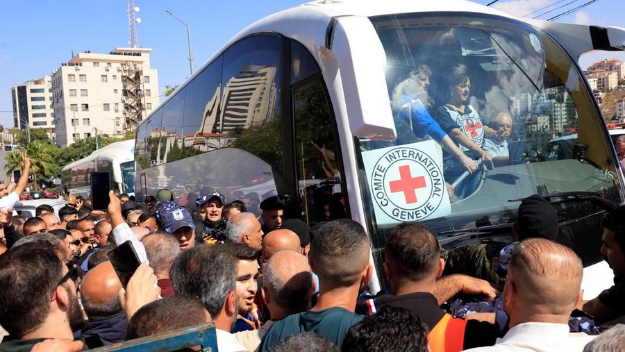 Tahanan Palestina yang dibebaskan berpelukan setelah dibebaskan dari penjara Israel sebagai bagian dari pertukaran sandera tahanan dan kesepakatan gencatan senjata di Gaza antara Hamas dan Israel, di Ramallah, Tepi Barat yang diduduki Israel, Senin (13/10/2025). (REUTERS/Mussa Qawasma)