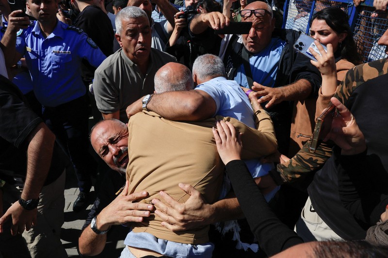 Tahanan Palestina yang dibebaskan berpelukan setelah dibebaskan dari penjara Israel sebagai bagian dari pertukaran sandera tahanan dan kesepakatan gencatan senjata di Gaza antara Hamas dan Israel, di Ramallah, Tepi Barat yang diduduki Israel, Senin (13/10/2025). Tahanan Palestina yang dibebaskan berpelukan setelah dibebaskan dari penjara Israel sebagai bagian dari pertukaran sandera tahanan dan kesepakatan gencatan senjata di Gaza antara Hamas dan Israel, di Ramallah, Tepi Barat yang diduduki Israel, Senin (13/10/2025). (REUTERS/Mussa Qawasma)