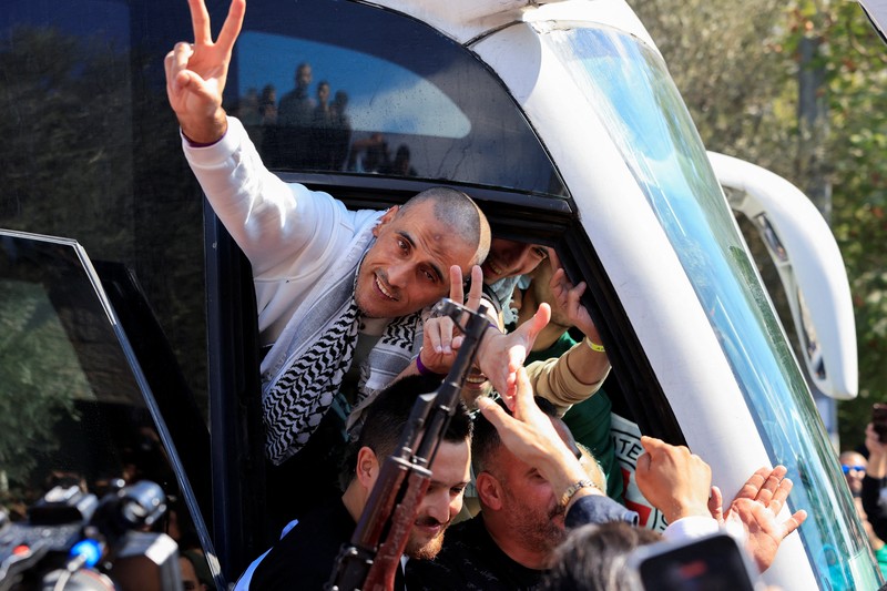 Tahanan Palestina yang dibebaskan berpelukan setelah dibebaskan dari penjara Israel sebagai bagian dari pertukaran sandera tahanan dan kesepakatan gencatan senjata di Gaza antara Hamas dan Israel, di Ramallah, Tepi Barat yang diduduki Israel, Senin (13/10/2025). Tahanan Palestina yang dibebaskan berpelukan setelah dibebaskan dari penjara Israel sebagai bagian dari pertukaran sandera tahanan dan kesepakatan gencatan senjata di Gaza antara Hamas dan Israel, di Ramallah, Tepi Barat yang diduduki Israel, Senin (13/10/2025). (REUTERS/Mussa Qawasma)