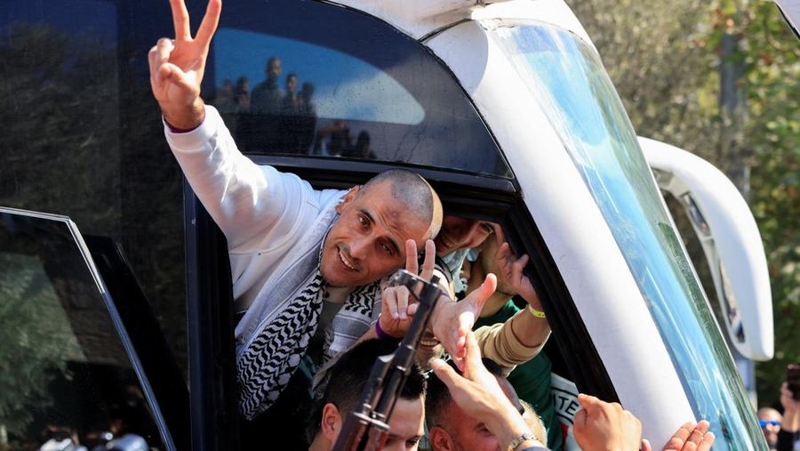 Tahanan Palestina yang dibebaskan berpelukan setelah dibebaskan dari penjara Israel sebagai bagian dari pertukaran sandera tahanan dan kesepakatan gencatan senjata di Gaza antara Hamas dan Israel, di Ramallah, Tepi Barat yang diduduki Israel, Senin (13/10/2025). (REUTERS/Mussa Qawasma)
