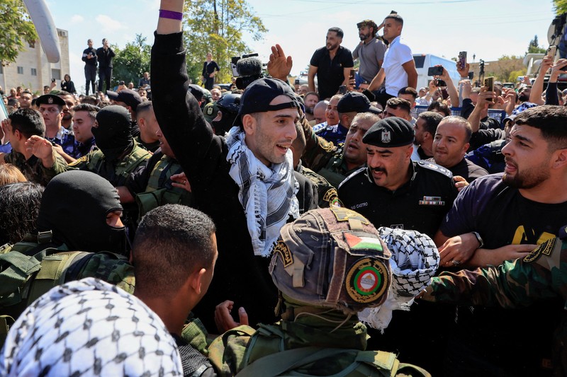 Tahanan Palestina yang dibebaskan berpelukan setelah dibebaskan dari penjara Israel sebagai bagian dari pertukaran sandera tahanan dan kesepakatan gencatan senjata di Gaza antara Hamas dan Israel, di Ramallah, Tepi Barat yang diduduki Israel, Senin (13/10/2025). Tahanan Palestina yang dibebaskan berpelukan setelah dibebaskan dari penjara Israel sebagai bagian dari pertukaran sandera tahanan dan kesepakatan gencatan senjata di Gaza antara Hamas dan Israel, di Ramallah, Tepi Barat yang diduduki Israel, Senin (13/10/2025). (REUTERS/Mussa Qawasma)