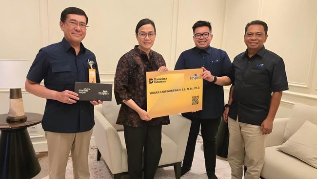 TASPEN Serahkan Manfaat Pensiun dan THT ke Sri Mulyani