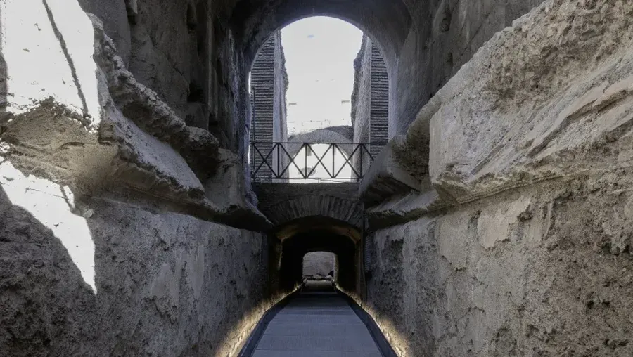 Terowongan rahasia yang pernah digunakan oleh kaisar sedang dibuka di bawah Colosseum. (Dok. Simona Murrone/Taman Arkeologi Koloseum via CNN Internasional)