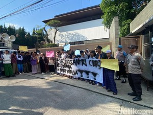 Rumah RK Didemo Buntut Ucapan Atalia Soal Ponpes Al Khoziny