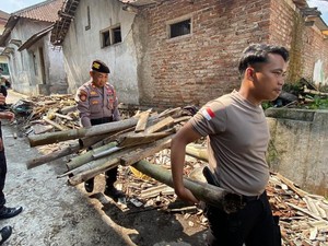 Sat Set! Polres Temanggung Bantu Warga Benahi Rumah Terdampak Angin Kencang