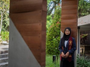 Dari Buruh Pengupas Mete Jadi Wisudawan Terbaik UB, Ini Kisah Annes