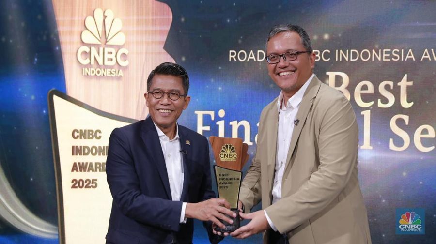 Direktur Operasional Mandiri Utama Finance, Dapot Parasian Sukoco Sinaga menerima penghargaan Sustainable Multi-Segment Financing Leadership Award dalam Road to CNBC Indonesia Awards 2025 kategori Best Financial Services, di Jakarta, Selasa (14/10/2025). (CNBC Indonesia/Muhammad Sabki)