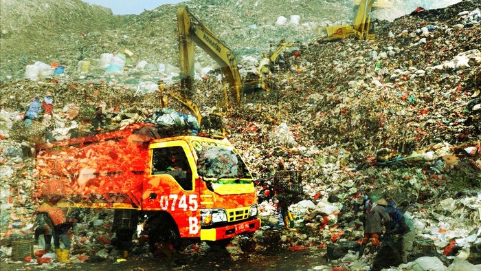 Dibakar Selesai: Cara Lama Mengurus Sampah Desa