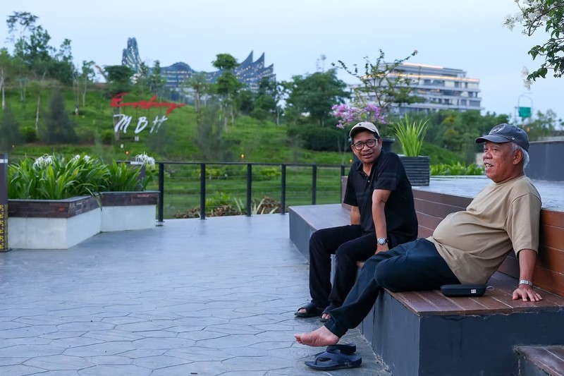 Kepala Otorita Ibu Kota Nusantara (IKN) Basuki Hadimuljono membagikan momen akhir pekannya di IKN melalui unggahan di laman Instagram pribadinya. Dalam unggahan tersebut, Basuki terlihat menikmati suasana tenang dengan memancing di salah satu dari beberapa embung yang berada di kawasan IKN, Kalimantan Timur. Kepala Otorita Ibu Kota Nusantara (IKN) Basuki Hadimuljono membagikan momen akhir pekannya di IKN melalui unggahan di laman Instagram pribadinya. Dalam unggahan tersebut, Basuki terlihat menikmati suasana tenang dengan memancing di salah satu dari beberapa embung yang berada di kawasan IKN, Kalimantan Timur. (Instagram/basukihadimuljono)