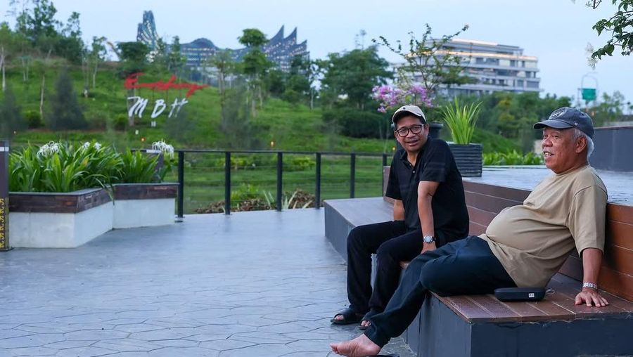 Kepala Otorita Ibu Kota Nusantara (IKN) Basuki Hadimuljono membagikan momen akhir pekannya di IKN melalui unggahan di laman Instagram pribadinya. Dalam unggahan tersebut, Basuki terlihat menikmati suasana tenang dengan memancing di salah satu dari beberapa embung yang berada di kawasan IKN, Kalimantan Timur. (Instagram/basukihadimuljono)