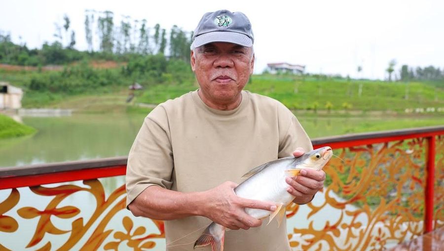 Kepala Otorita Ibu Kota Nusantara (IKN) Basuki Hadimuljono membagikan momen akhir pekannya di IKN melalui unggahan di laman Instagram pribadinya. Dalam unggahan tersebut, Basuki terlihat menikmati suasana tenang dengan memancing di salah satu dari beberapa embung yang berada di kawasan IKN, Kalimantan Timur. (Instagram/basukihadimuljono)