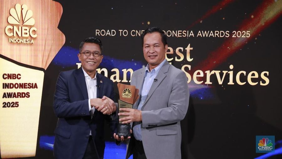 Ketua Komisi XI DPR RI, Mukhamad Misbakhun memberi penghargaan kepada CEO Kredione, Kuseryansyah untuk kategori Customer Centric Transformation & High Growth Award dalam Road to CNBC Indonesia Awards 2025 kategori Best Financial Services, di Jakarta, Selasa (14/10/2025). (CNBC Indonesia/Muhammad Sabki)