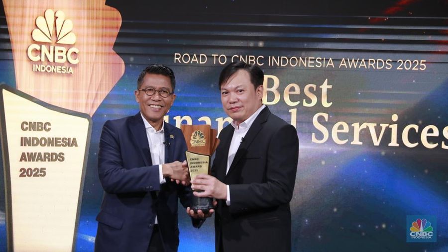 Ketua Komisi XI DPR RI, Mukhamad Misbakhun memberi penghargaan kepada kepada Direktur Utama Dupoin Futures Indonesia, Gunawan Herman untuk kategori Highest Trading Volume Broker dalam Road to CNBC Indonesia Awards 2025 kategori Best Financial Services, di Jakarta, Selasa (14/10/2025).
(CNBC Indonesia/Muhammad Sabki)