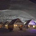 Lampu bersinar di dalam rumah-rumah yang dievakuasi setelah longsor melanda Longyearbyen di Svalbard, Norwegia, 19 Desember 2015. (Photo by Tore Meek / various sources / AFP/File Foto)
