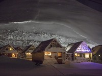 Lampu bersinar di dalam rumah-rumah yang dievakuasi setelah longsor melanda Longyearbyen di Svalbard, Norwegia, 19 Desember 2015. (Photo by Tore Meek / various sources / AFP/File Foto)